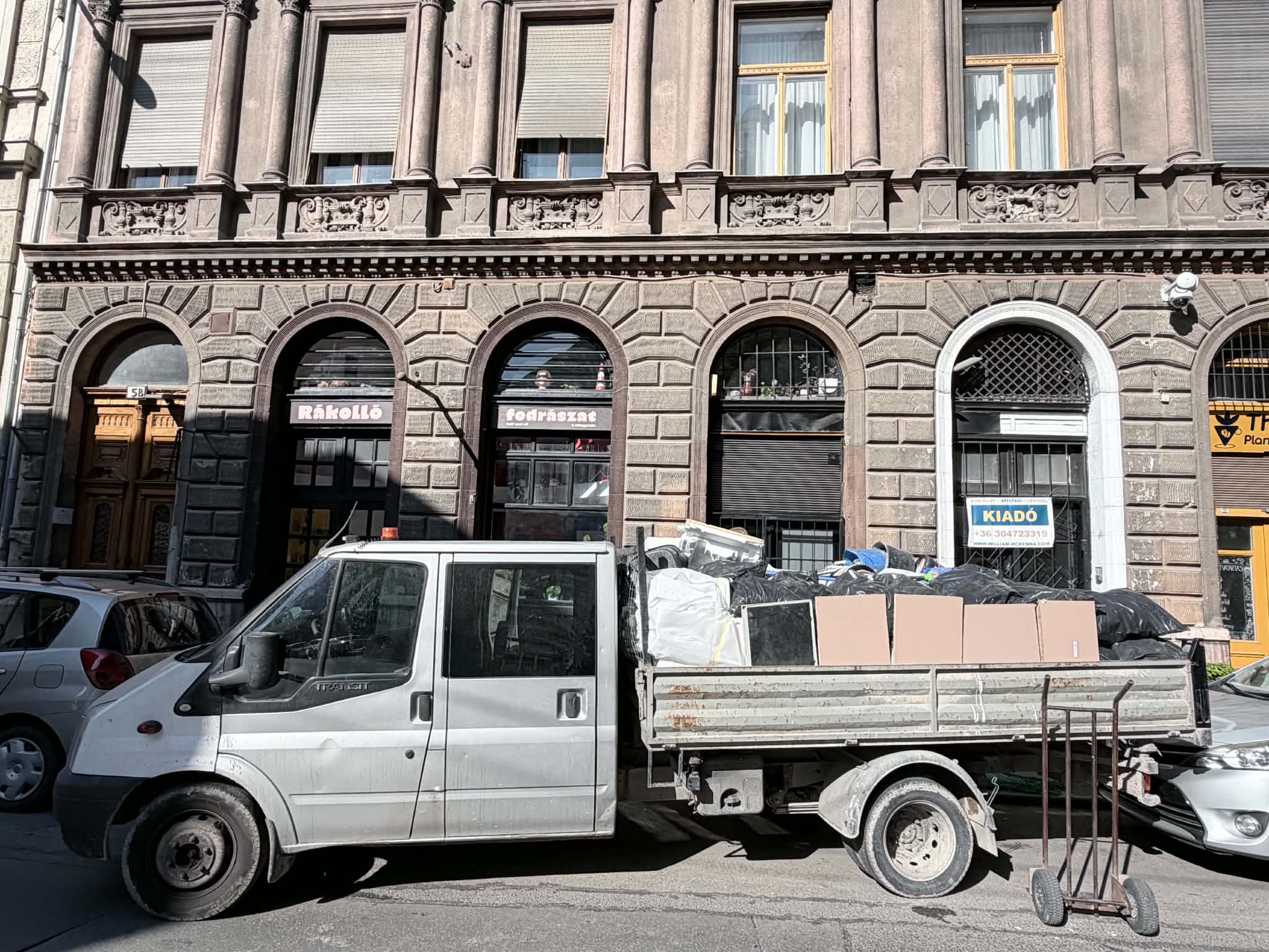 Gyors sittszállítás és rakodás után megpakolt kisteherautó