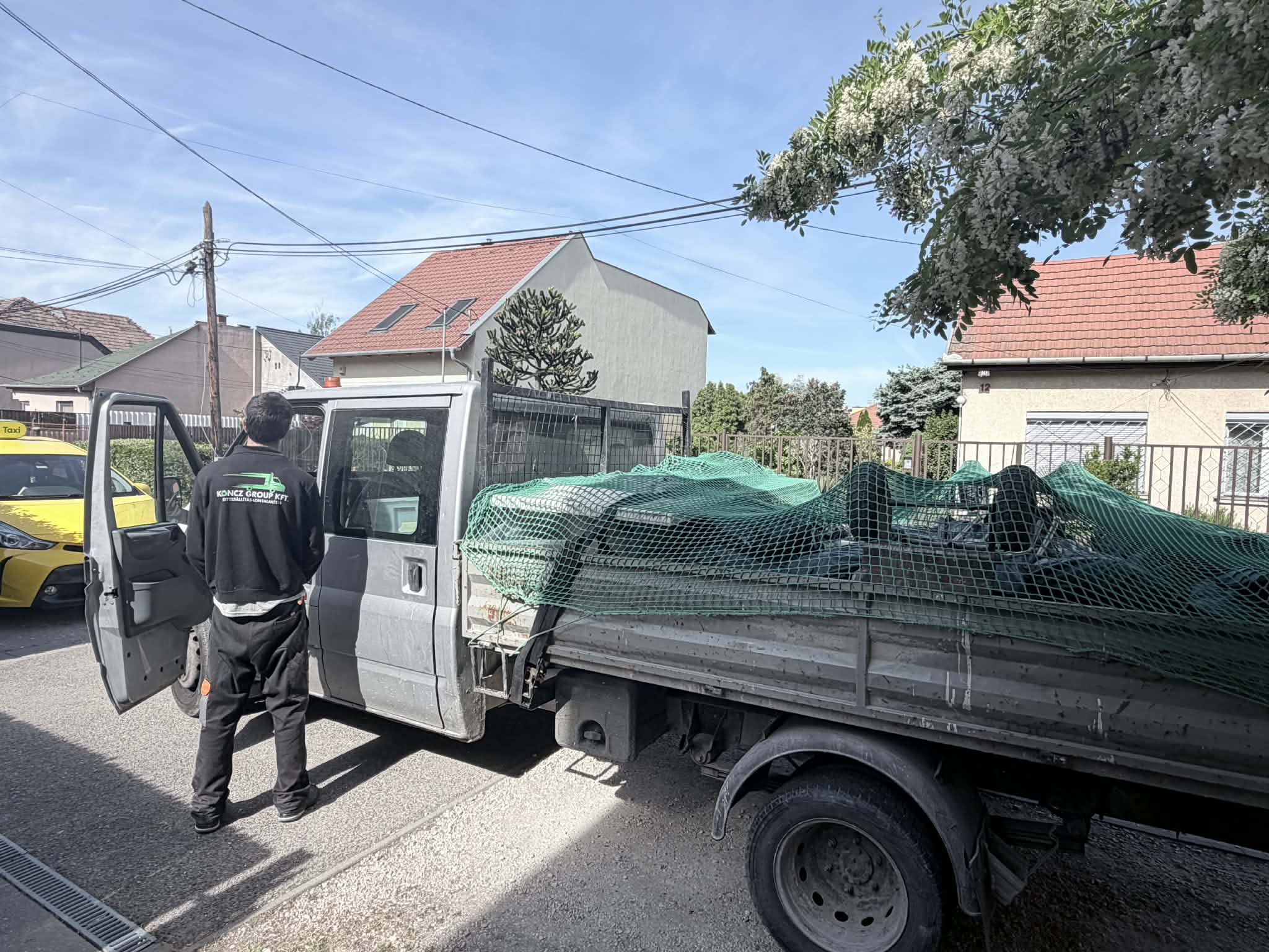 Költséghatékony konténer nélküli sittszállítás ponyvás teherautóval