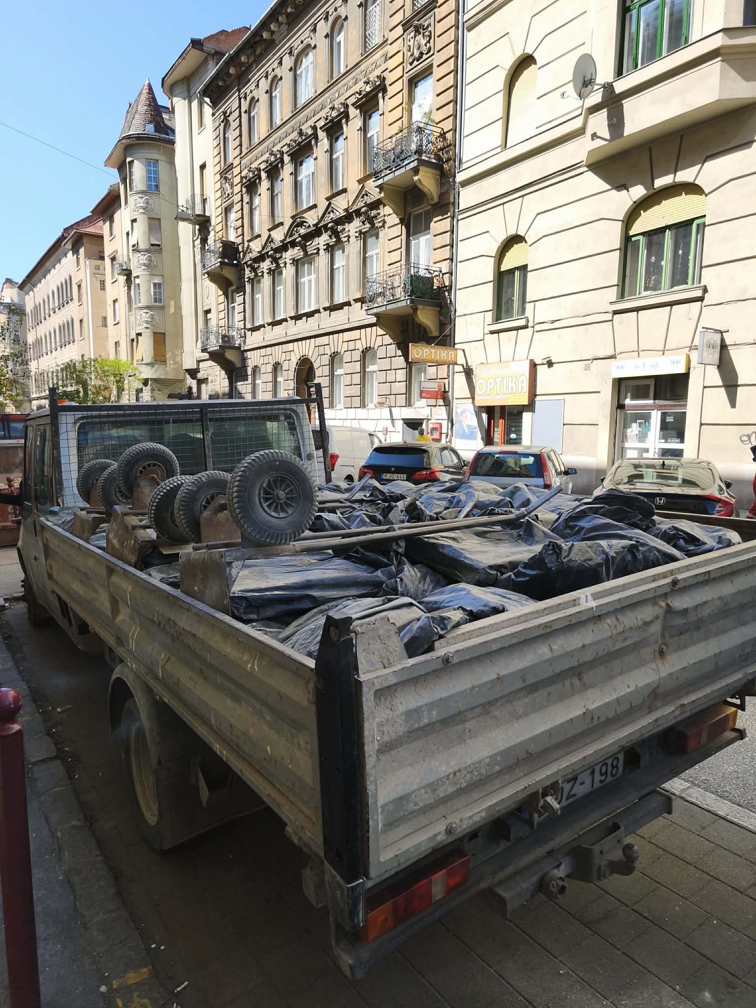 Nehéz zsákos sitt biztonságos elszállítása maximálisan rendezett rakodással